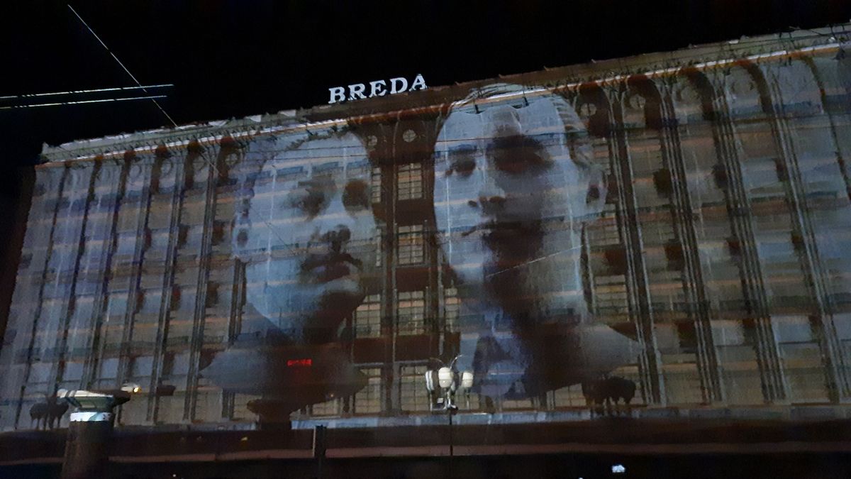 Na videomapping na opavském obchodním domě Breda přišly i přes mráz a závěje dvě tisícovky lidí