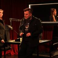 Setkání se nakonec vyvine v dialog dvou velmi odlišných lidí.