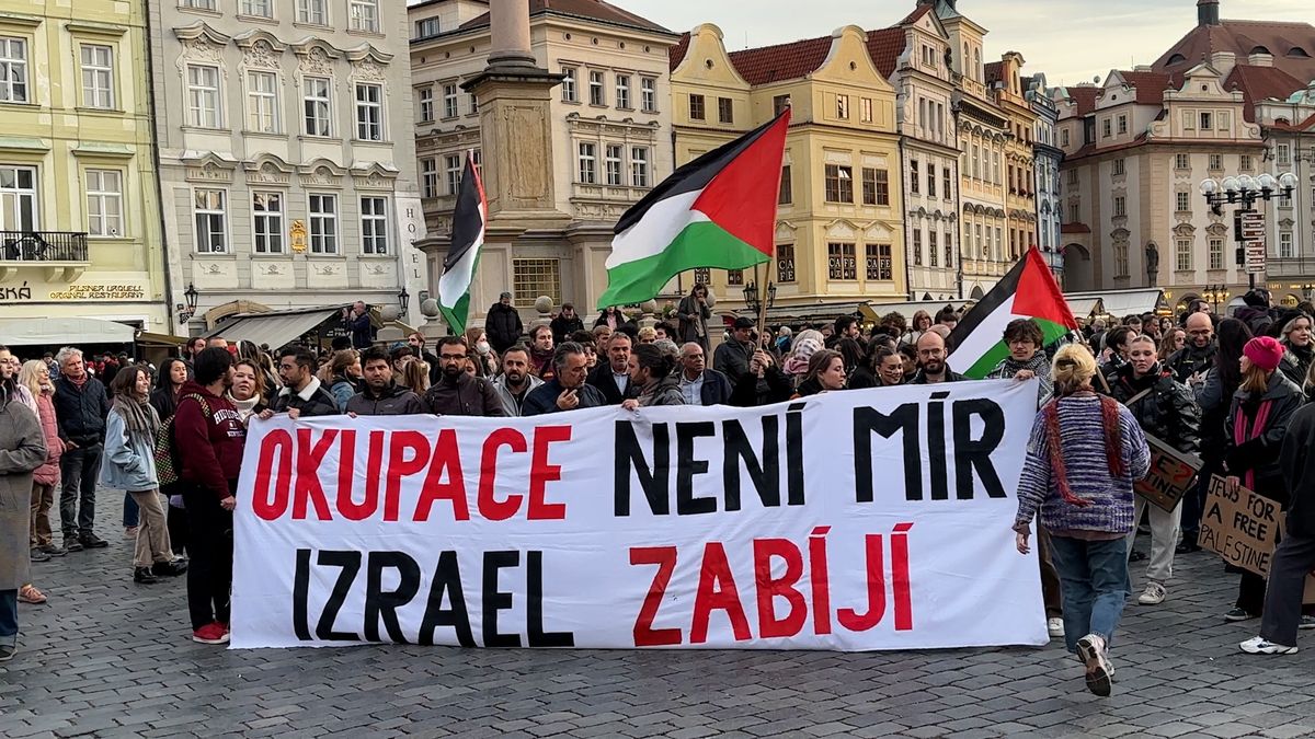 Centrem Prahy pochodují příznivci Palestiny