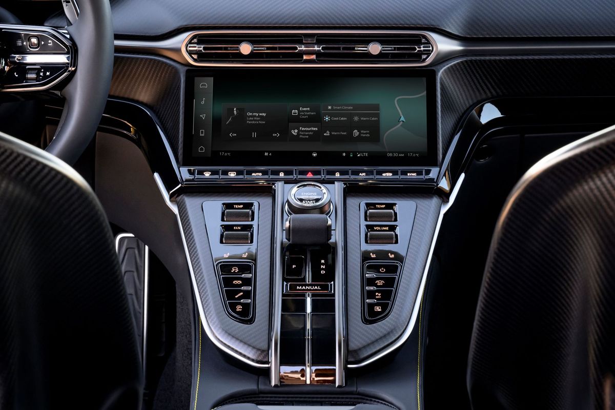 Aston Martin vrací tlačítka do kabiny podle „faktoru naštvanosti“
