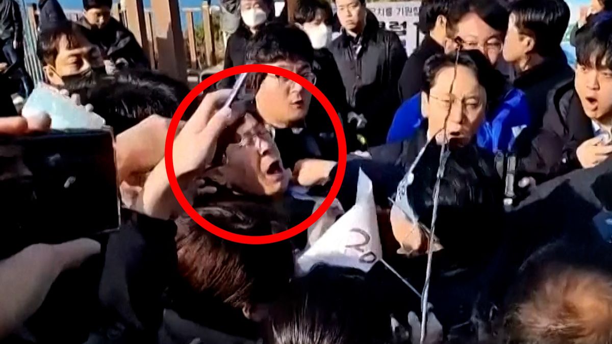 Lídra jihokorejské opozice požádal muž o autogram a pak ho bodl do krku