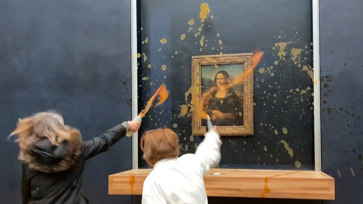 Mona Lisa terčem útoku. Aktivistky v Louvru cákaly polévkou