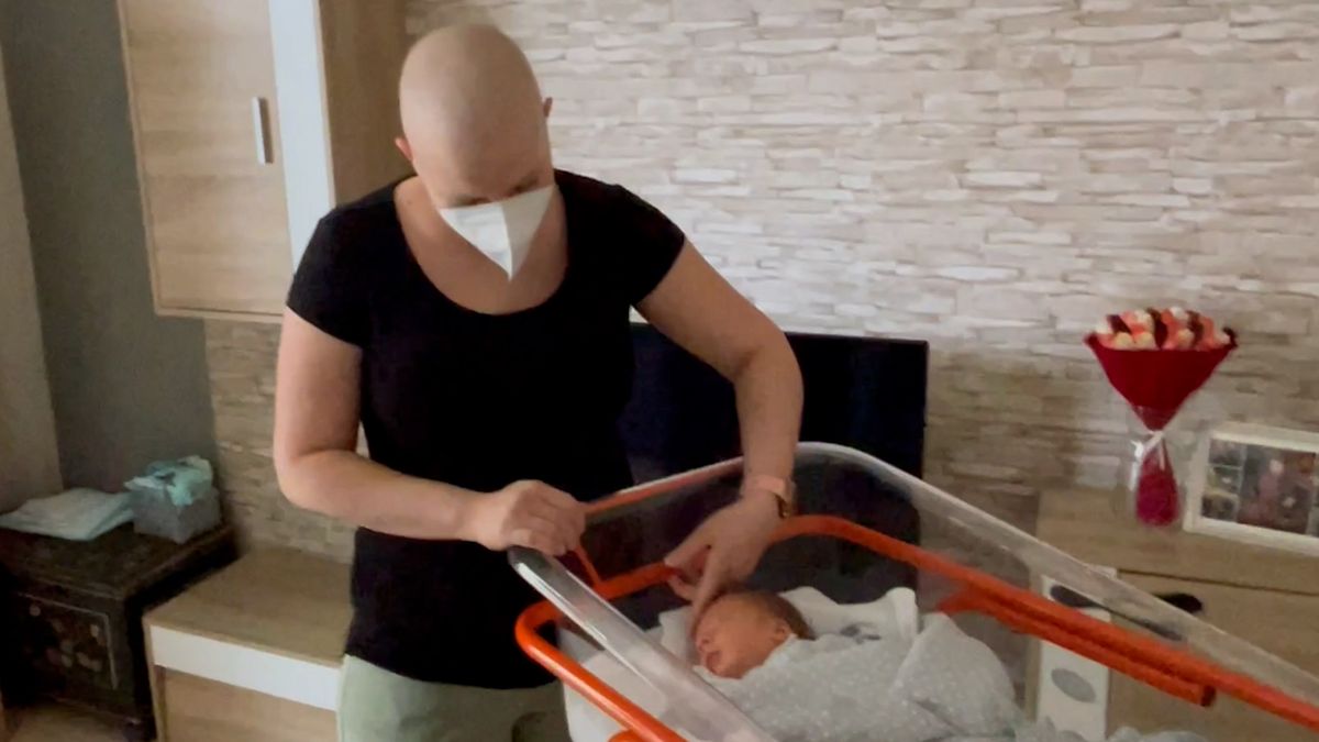 Ženě zjistili v těhotenství rakovinu, po porodu chlapečka ji čekají další chemoterapie i operace