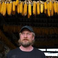 Martin Pechlát jako Josef vede svou rodinu zpátky k neckám. Film Bohdana Slámy Sucho (2024)