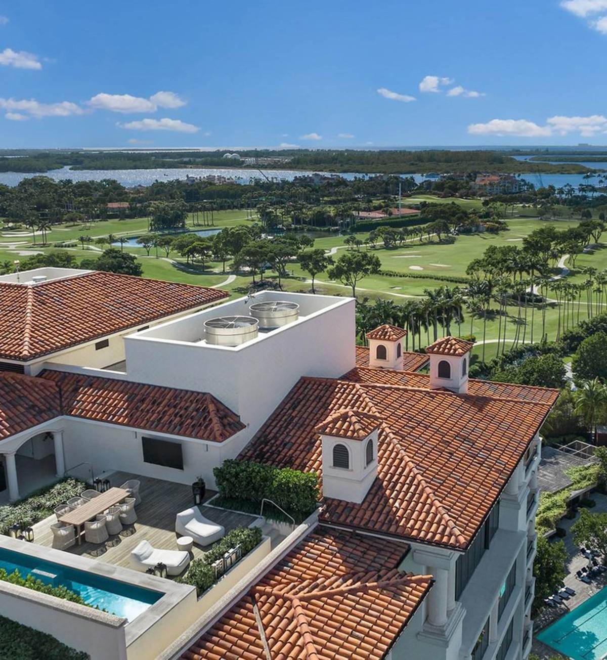 Penthouse zabírá nejvyšší podlaží v domě, který stojí na ostrově Fisher Island, tedy na jedné z nejprestižnějších adres v Miami