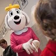 „Která postava je tvoje nejoblíbenější?“ tázala se jedna z matek své dcery. Dívka nezaváhala a hned ukázala na Fifinku, která jí na oplátku zamávala a později se s ní i vyfotila.