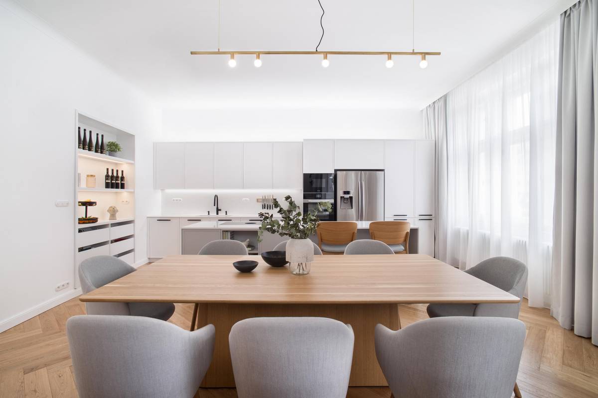 Velký obývací prostor vznikl spojením dvou místností - obývacího pokoje a jídelny.