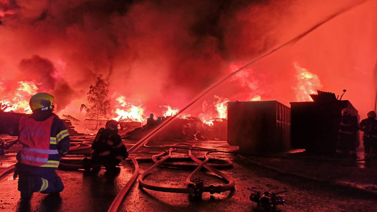 Příčinou rozsáhlého požáru pražců u Tisové na Sokolovsku byla závada překladače