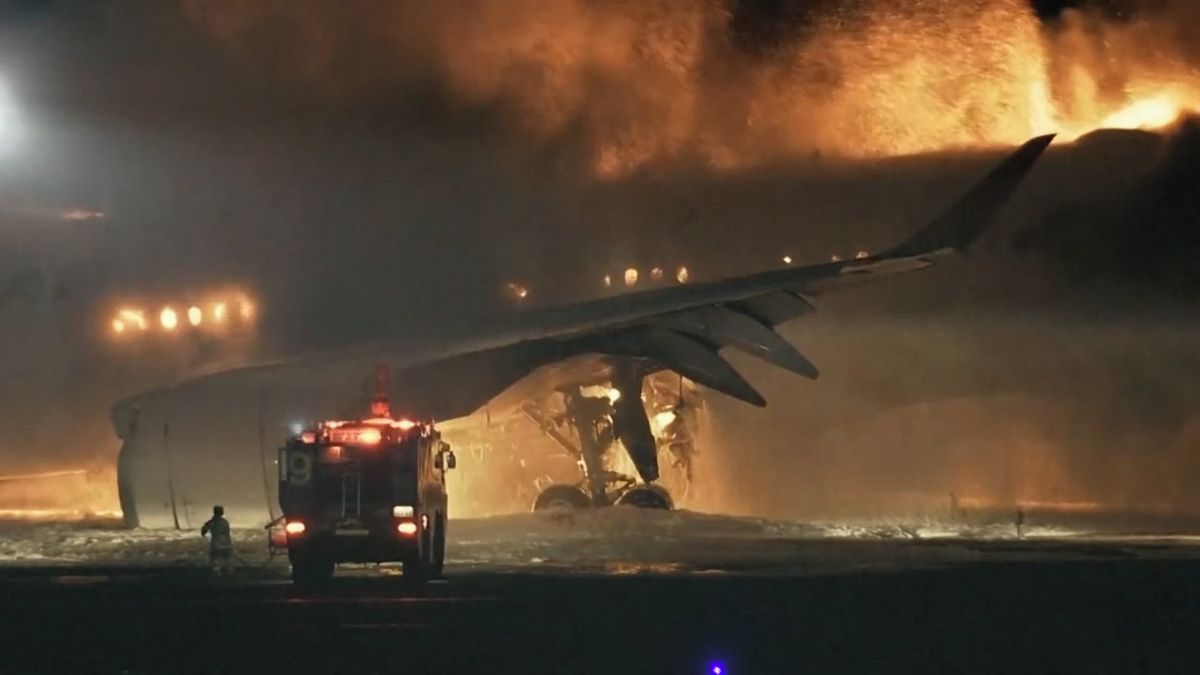 Na ranveji v Japonsku hoří letadlo, na palubě bylo 300 lidí