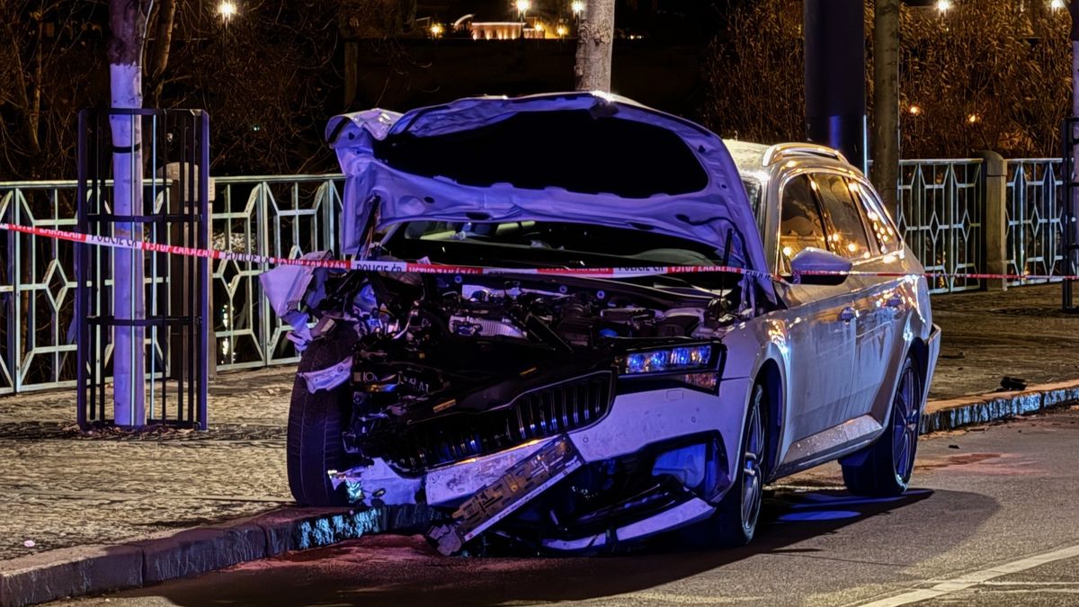 Divoká honička v Praze, řidič narazil do policejního zátarasu