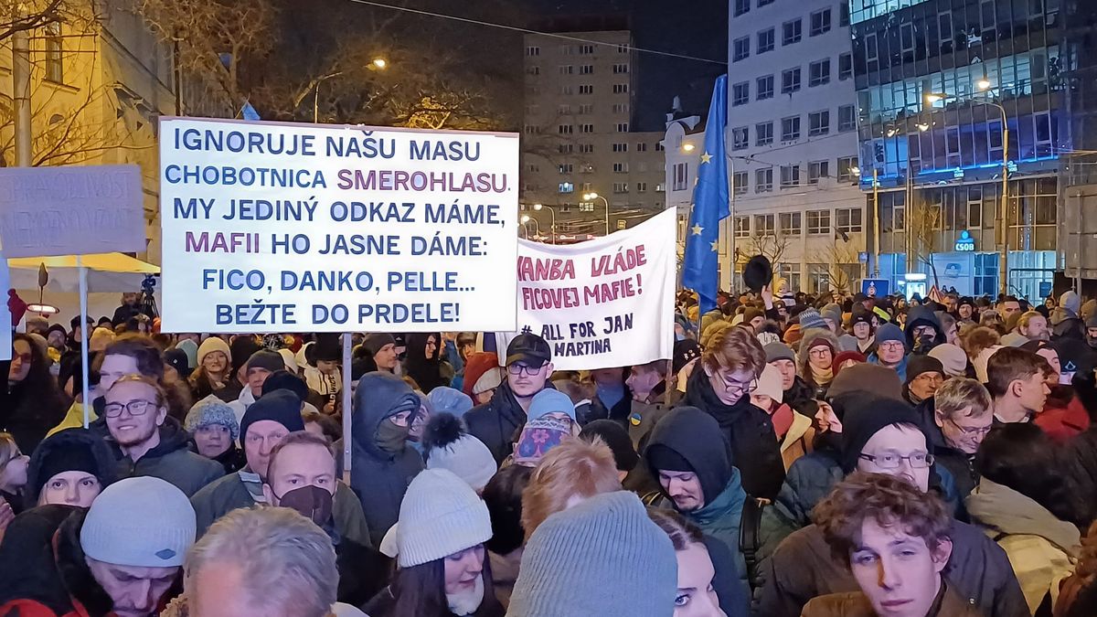 Tisíce Slováků opět protestují proti Ficově vládě