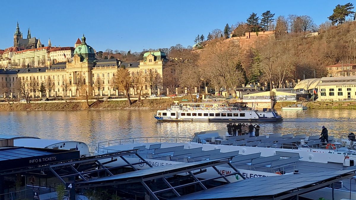 Náplavky v Praze jsou stále zavřené, Vltavu už ale brázdí lodě