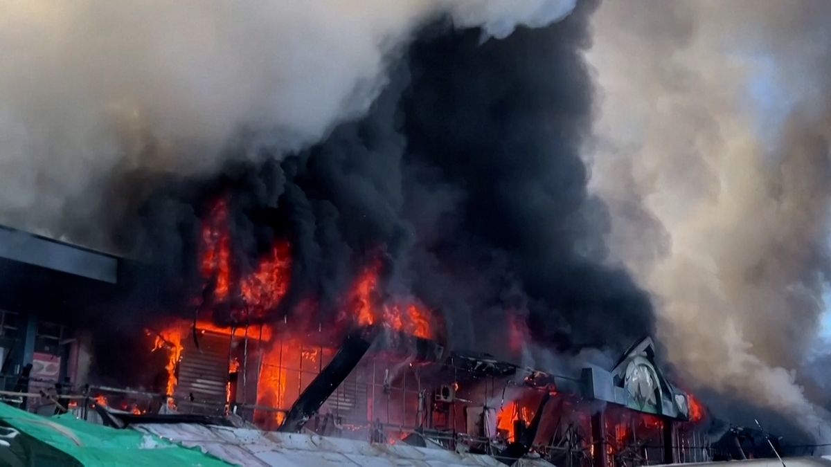 Nákupní centra v Bělehradě i Sarajevu zachvátily plameny