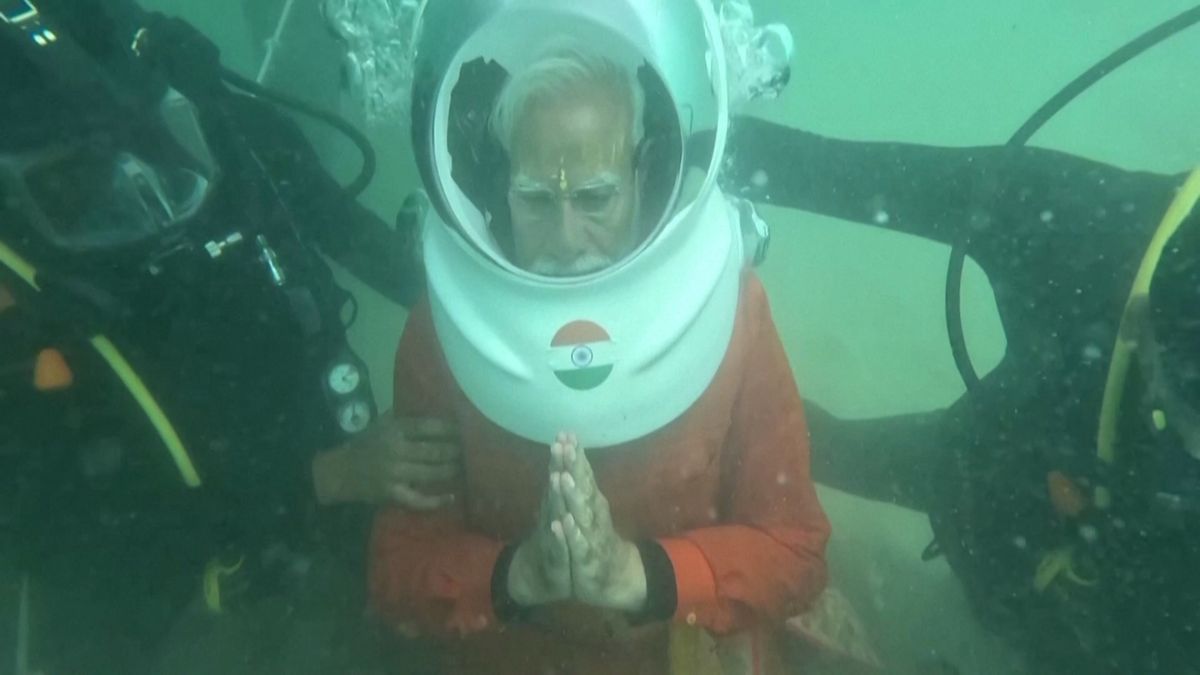 Indický premiér se modlil na dně moře. Božský zážitek, rozplýval se