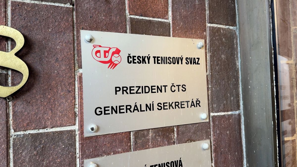 Dva z obviněných v kauze dotací na tenis chce žalobce poslat do vazby, zbylé propustil