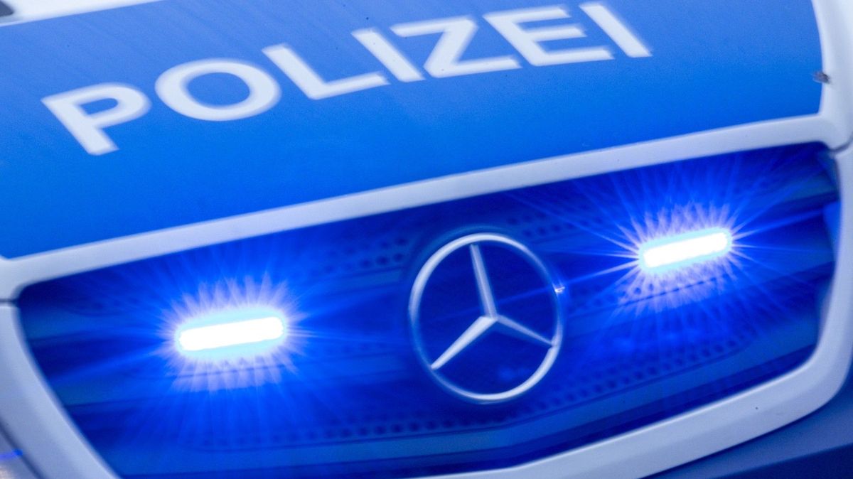 Muž v Německu nesměl do baru, a tak rozbíjel auta na ulici. Svědci zveřejnili záběry