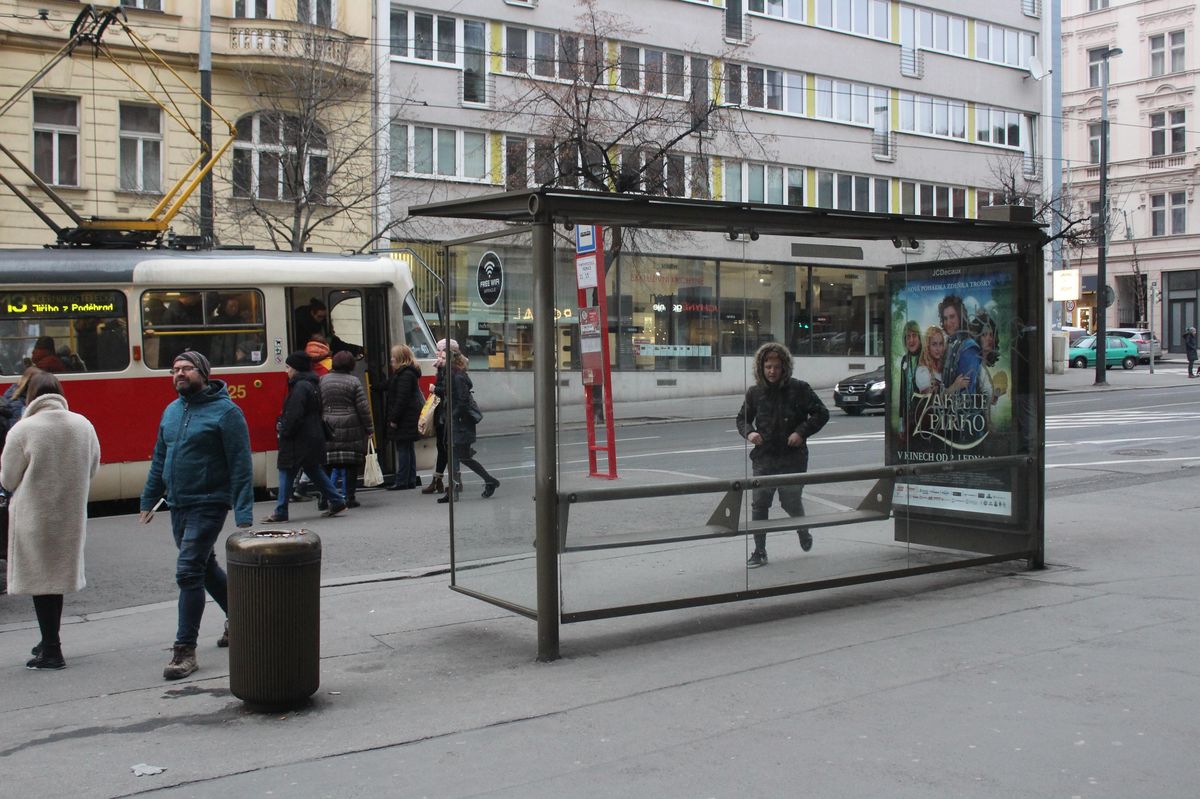 Praha koupí přístřešky MHD a reklamní plochy od JCDecaux za 133 milionů