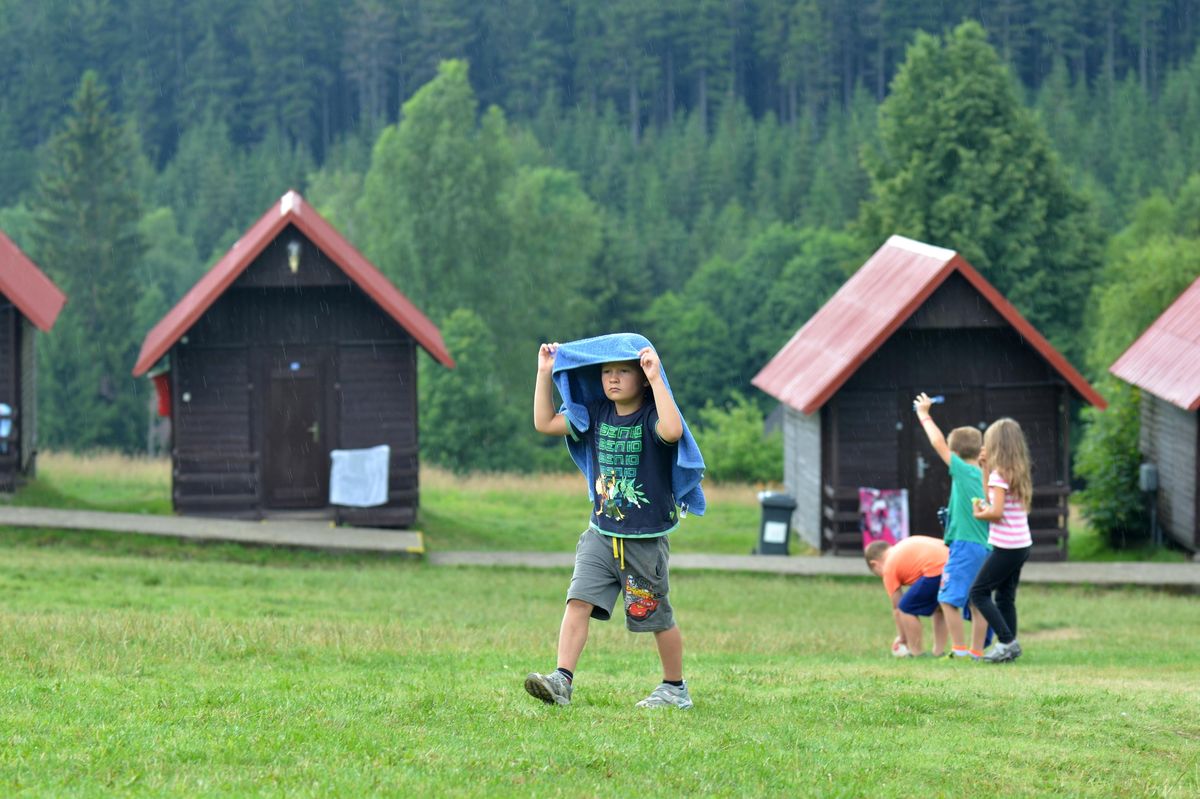 Na letní dětské tábory zdravotní pojišťovny poskytnou i tisíce korun