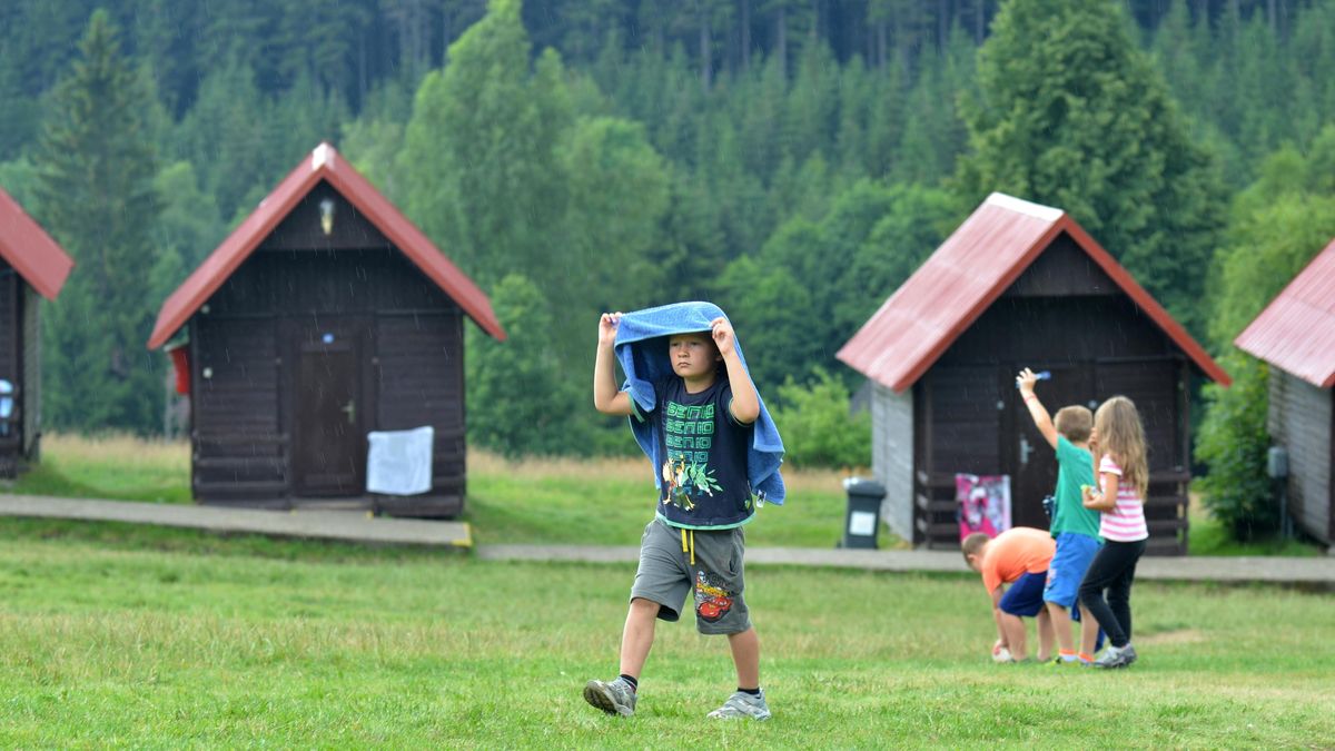 Na letní dětské tábory zdravotní pojišťovny poskytnou i tisíce korun