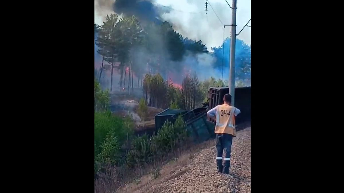 Vlak s uhlím na transsibiřské magistrále vykolejil a zapálil les