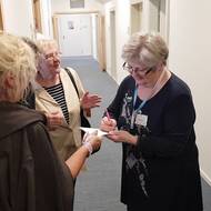 Podpisy rozdávala i Ivana Slabáková, která s Karlem Hegnerem a mnohými dalšími patří ke zkušeným „dechovkářům“ stanice.