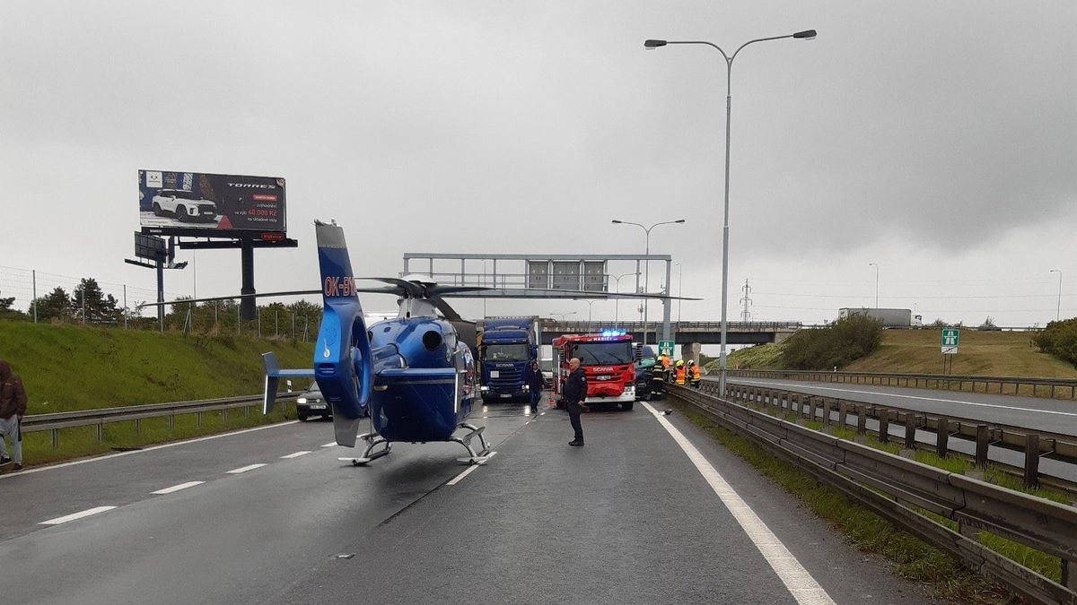 Na Pražském okruhu u Slivence se srazila auta, u nehody přistál vrtulník