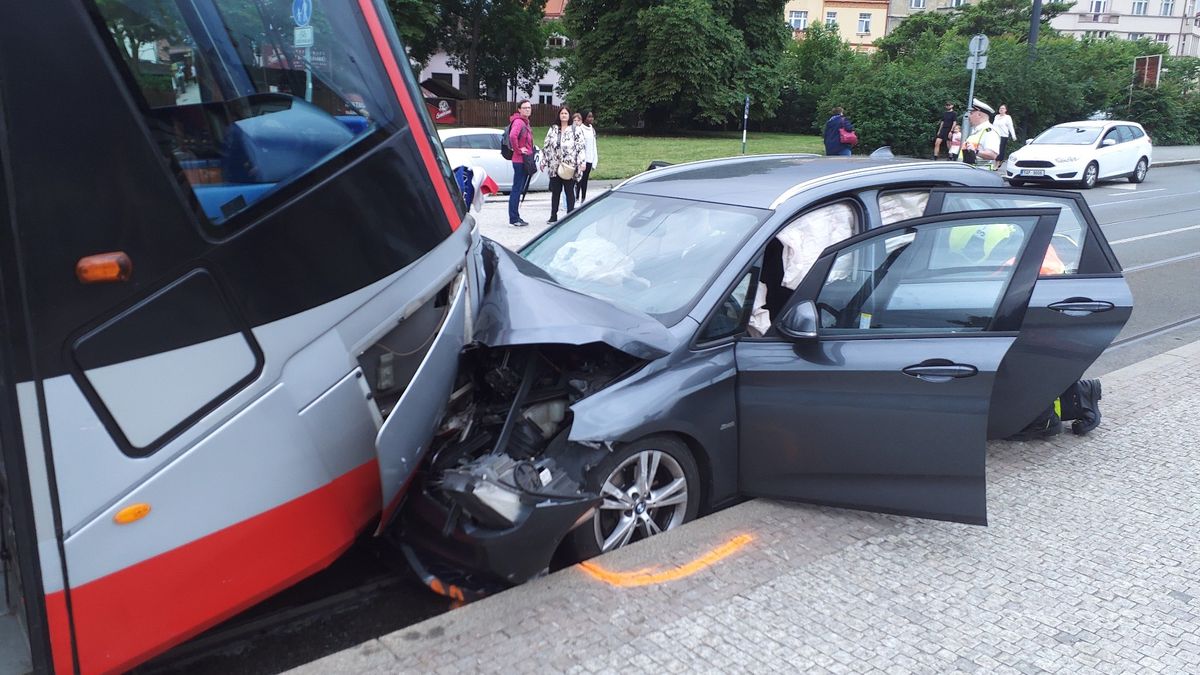 Tramvaj v Praze se čelně srazila s autem, ženu vyprošťovali