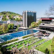 Celkový pohled na hotel Thermal přes bazénové centrum