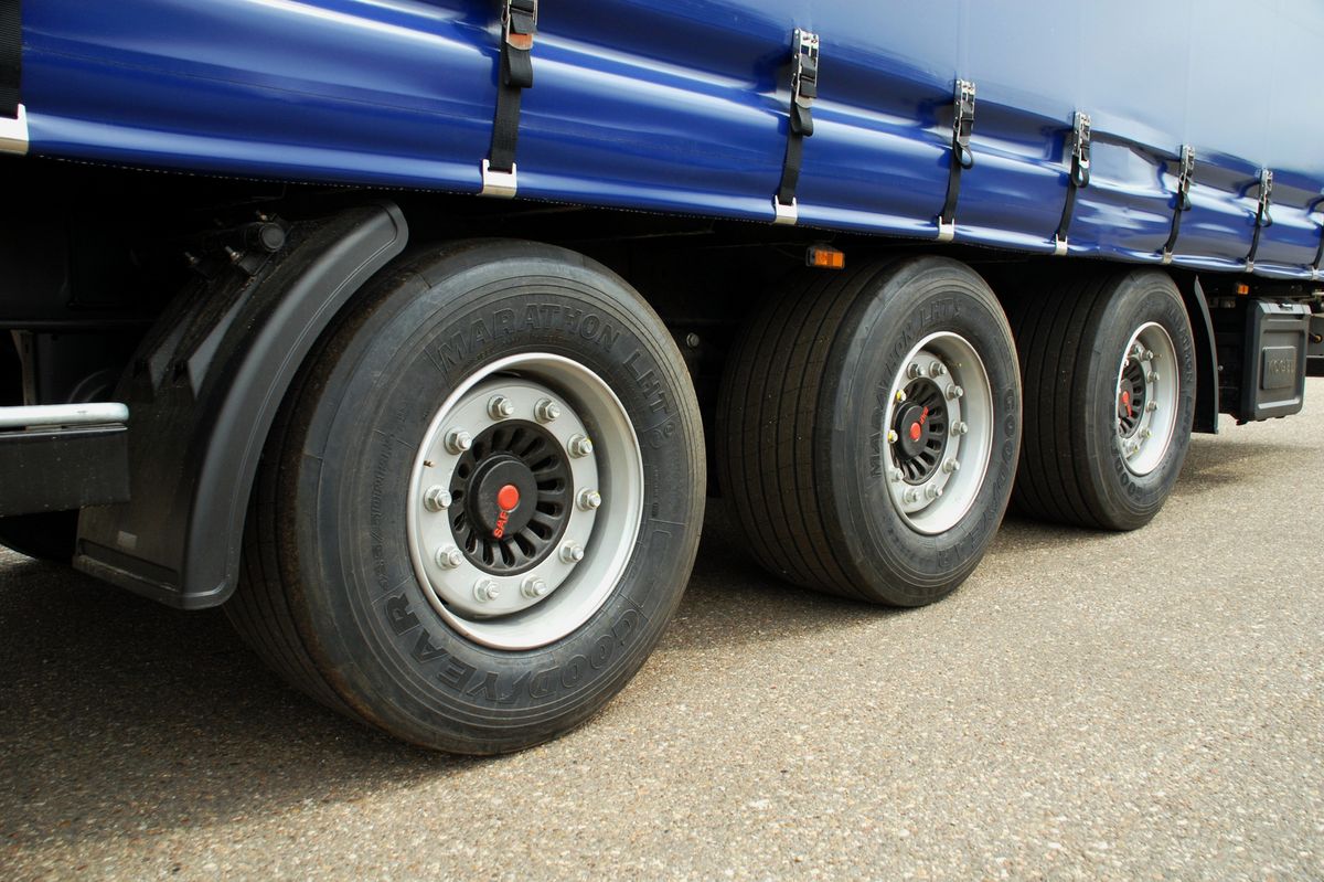 Pobočky Goodyearu v EU prohledává policie kvůli prasklým pneumatikám