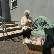 Starší fotografie zachycující Seamanovou se zásobou vlny