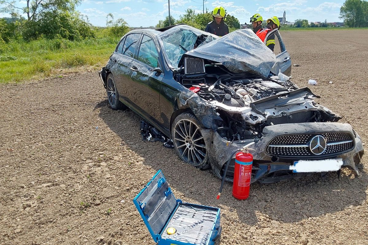 Řidič s mercedesem přeletěl na Přerovsku svodidla.
Záchranáře přivolal automatický systém