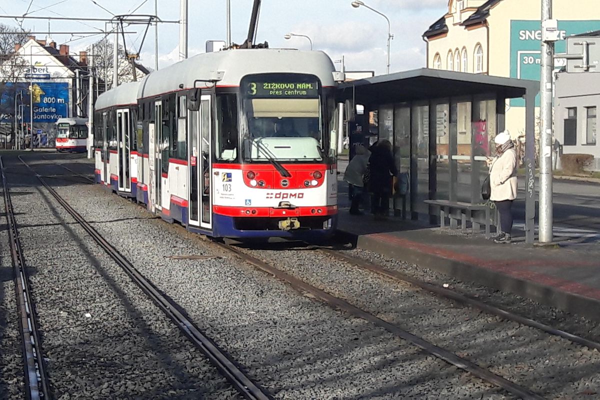 Seniorku v Olomouci při vystupování přiskříply dveře a přejela ji tramvaj. Policisté obvinili řidiče