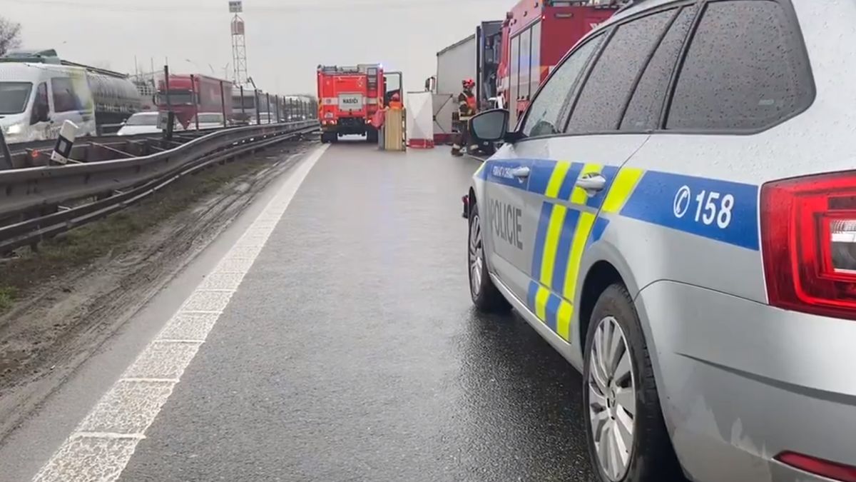 Střet dvou náklaďáků zastavil dálnici D1 u Brna. Jeden z řidičů zemřel