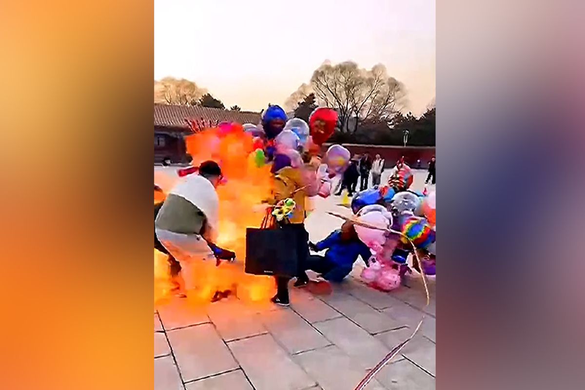 Boj prodavačů pouťových balónků o lepší místo na náměstí skončil výbuchem