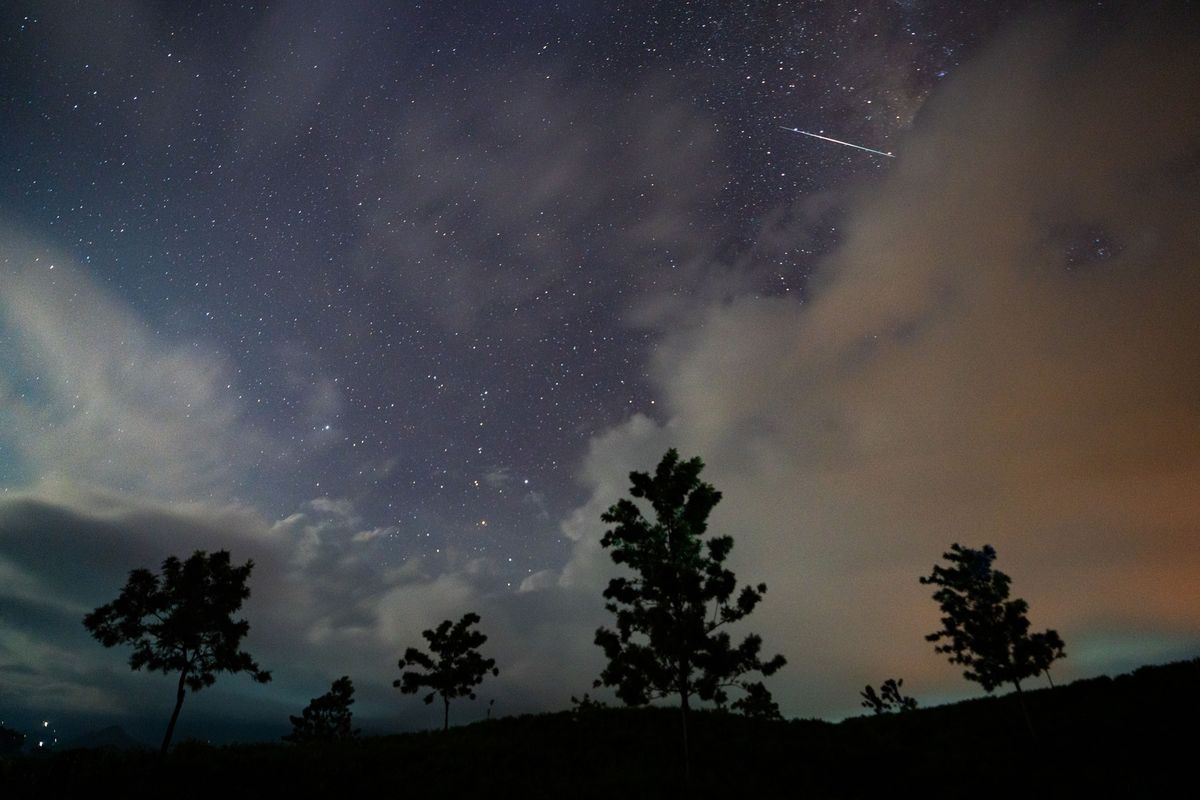 V noci můžeme pozorovat rojení meteorů z Halleyovy komety, přát má i počasí