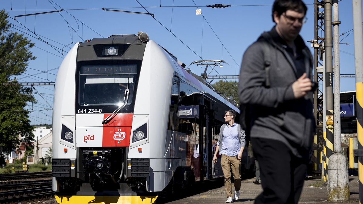 Na koleje vyrazil první vlak RegioPanter s cestujícími, pojede z Prahy do Kralup