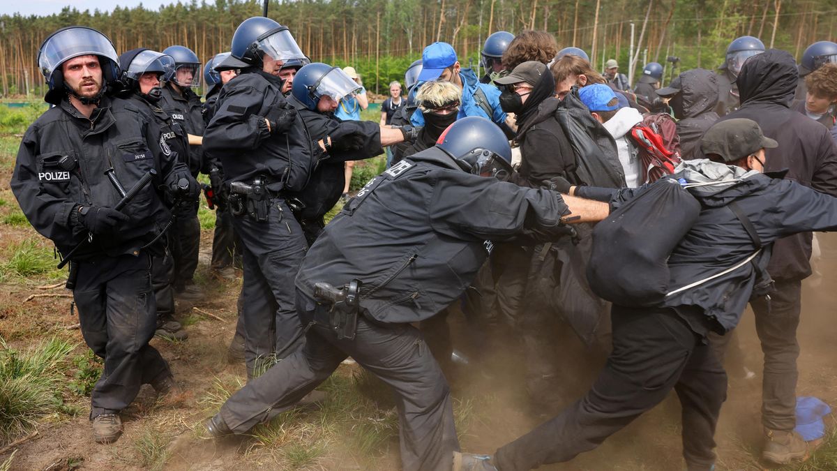 Stovky odpůrců rozšíření továrny Tesly se střetly u Berlína s policií