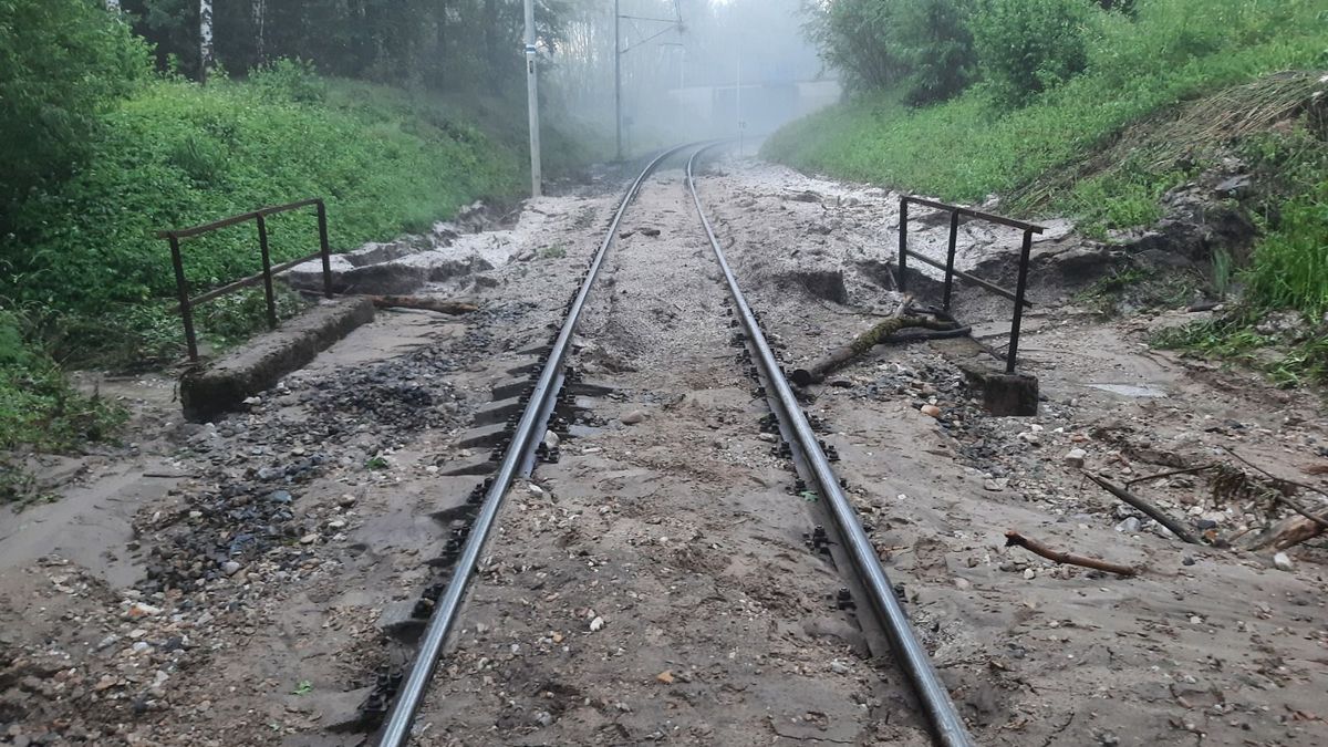 Řádění bouřek na východě Čech: Bahno zaplavilo trať, padaly velké kroupy