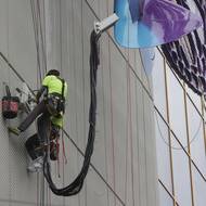 Kabely ovládající kmity křídel a osvětlení musí přes fasádu do budovy