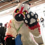 Mezi účastníky se také objevili lidé v obřích zvířecích kostýmech, jeden z nich dokonce pískal jako pískací hračka na kolemjdoucí