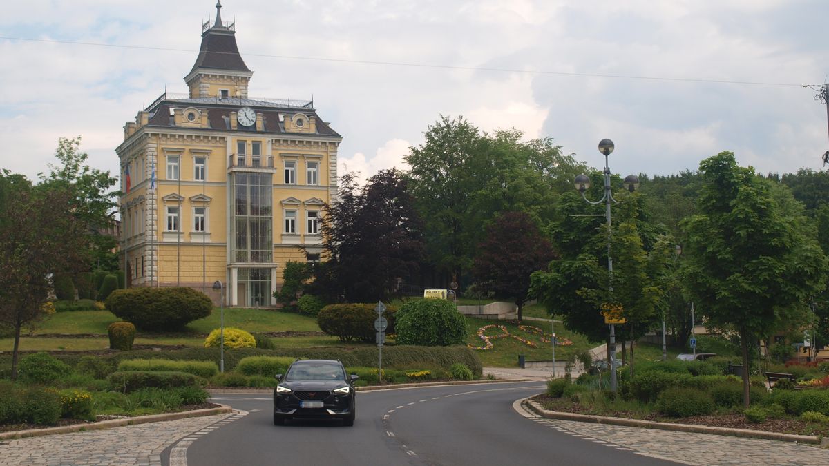 Nemají doktora, chybí policisté, bují obchod s chudobou. Aš s dalšími městy hledá, jak z toho ven