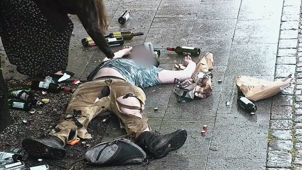 Ze strážníků v Plzni si vystřelil student. Hrál opilého bezdomovce a děsil lidi