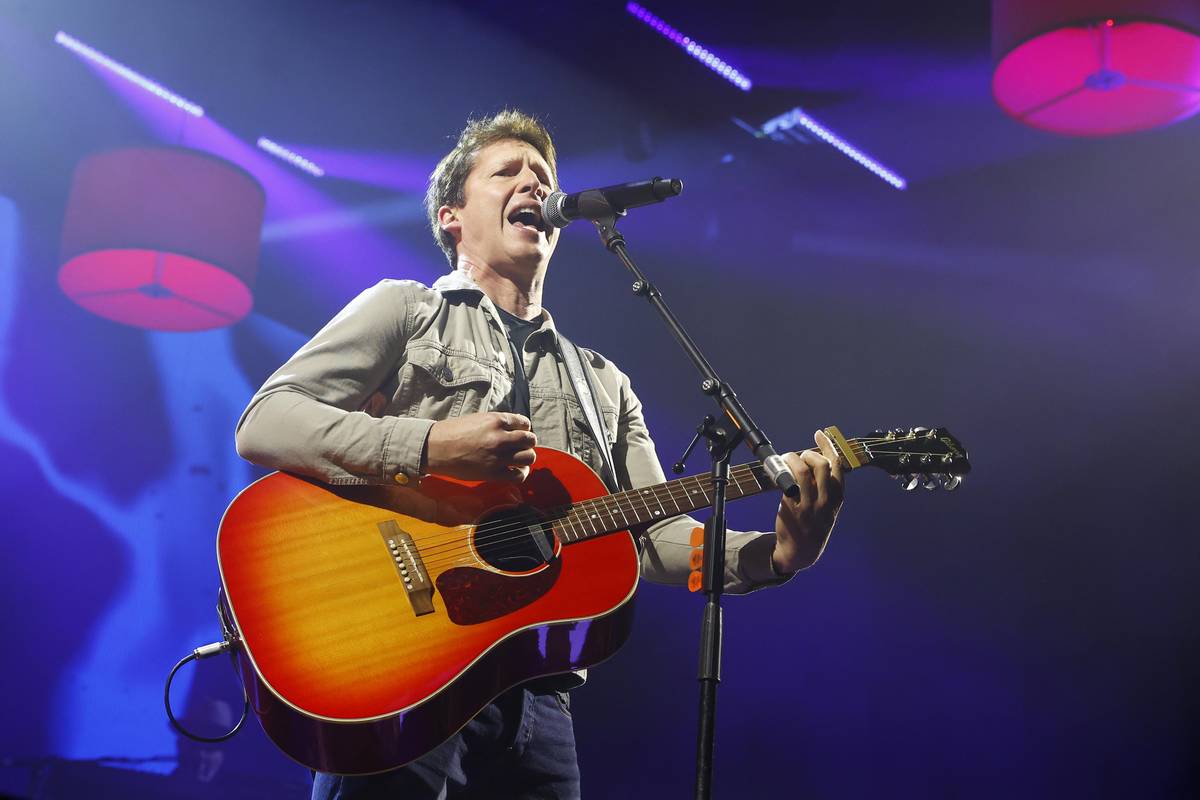 Britský zpěvák a kytarista James Blunt vystoupil ve Foru Karlín.