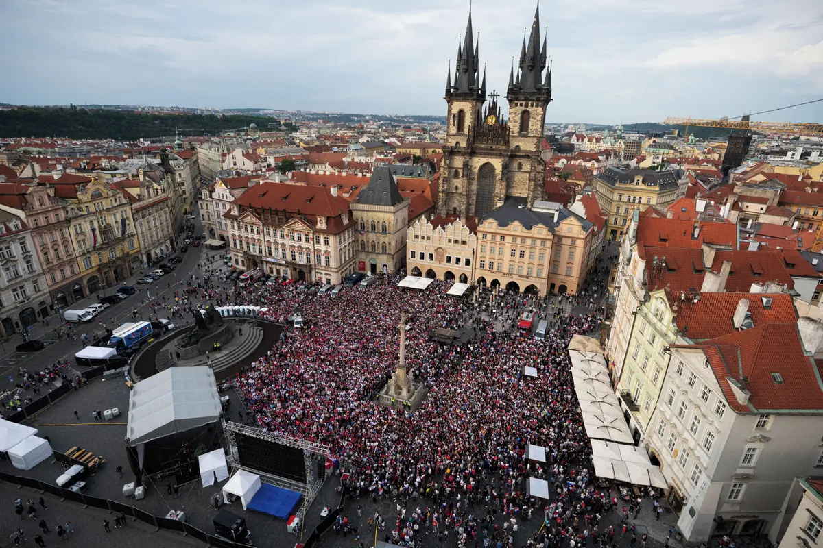 Čeští fanoušci oslavují výhru hokejistů ve finále mistrovství světa