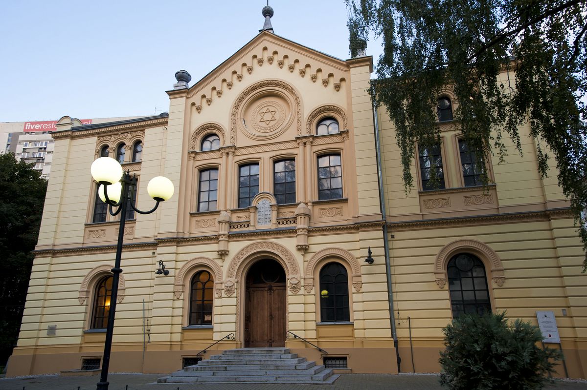 Po žhářském útoku na synagogu ve Varšavě zadrželi teenagera