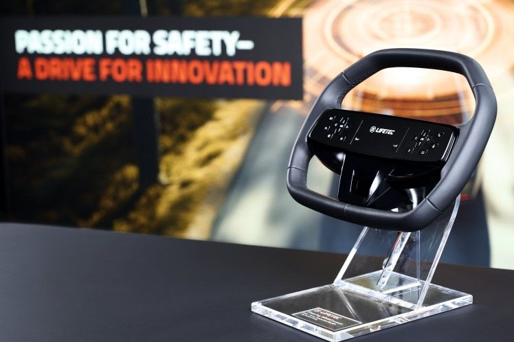 Revoluční volant má airbag na nezvyklém místě, otevírá to nové možnosti
