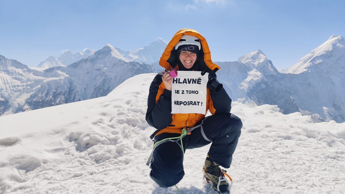 Češka s chronickou nemocí vylezla na Everest. Při jednom ze sestupů pak pomohla zachránit lidský život