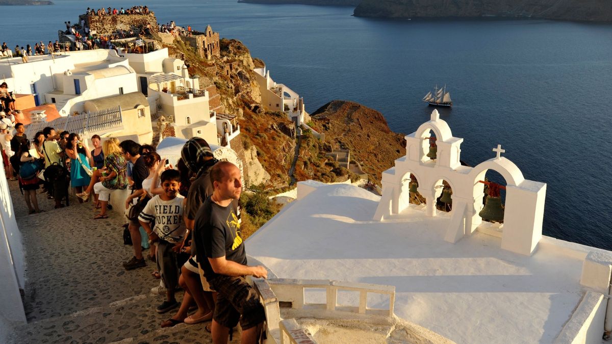 Řecko musí řešit dopady nadměrného turismu. Na množství lidí si stěžují už i návštěvníci