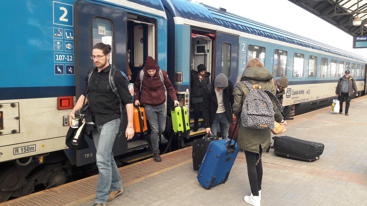 Poškozené trakčního vedení zastavilo vlaky mezi Českými Budějovicemi a Prahou