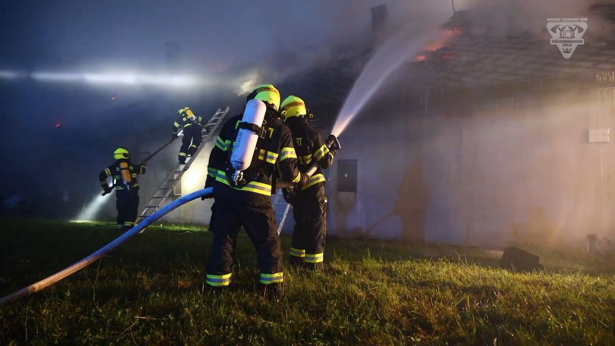 V Pěčíně na Rychnovsku shořel dům, škoda 4,5 milionu, jeden hasič zraněný